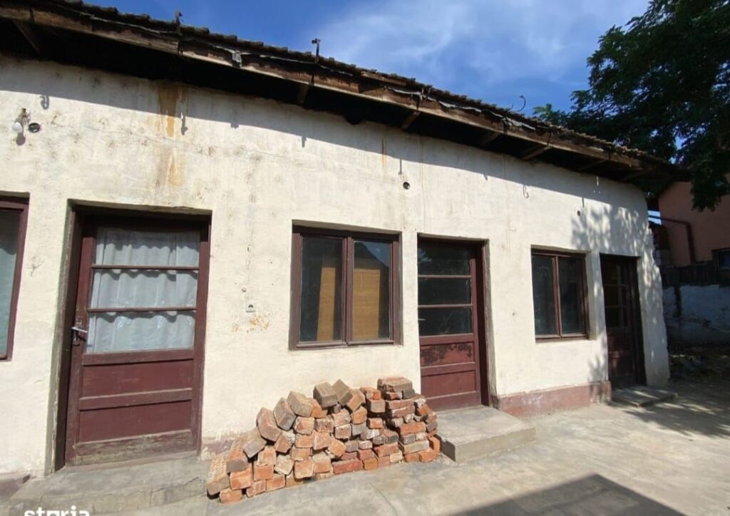 Casă singur în curte pe str. Măcieșului, Oradea, 318 mp teren, 6 camere, utilități disponibile. Ideală pentru renovare sau demolare. Fără comision!