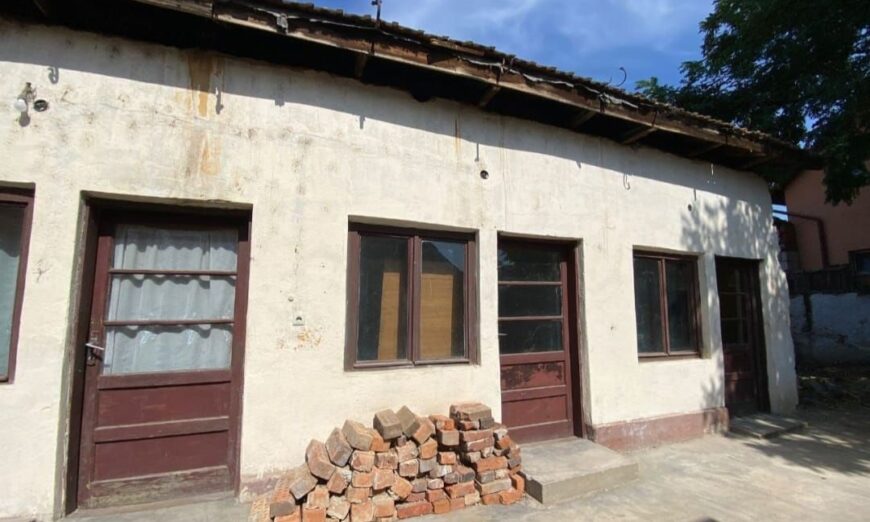 Casă singur în curte pe str. Măcieșului, Oradea, 318 mp teren, 6 camere, utilități disponibile. Ideală pentru renovare sau demolare. Fără comision!