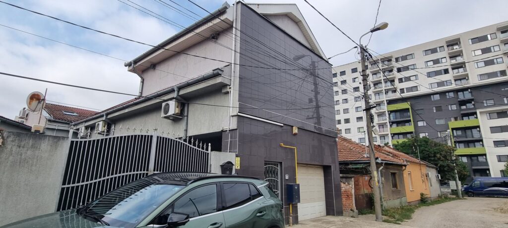 Casă P+M, 4 camere, str Lebedei, singur in curte - 600 E. Comision 0